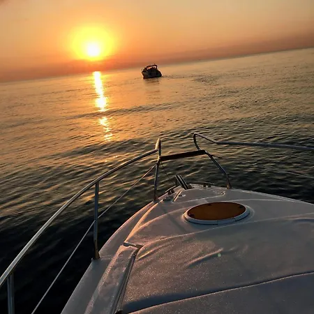ספינת מלון Palermo Boat Experience איסולה דלה פמינה